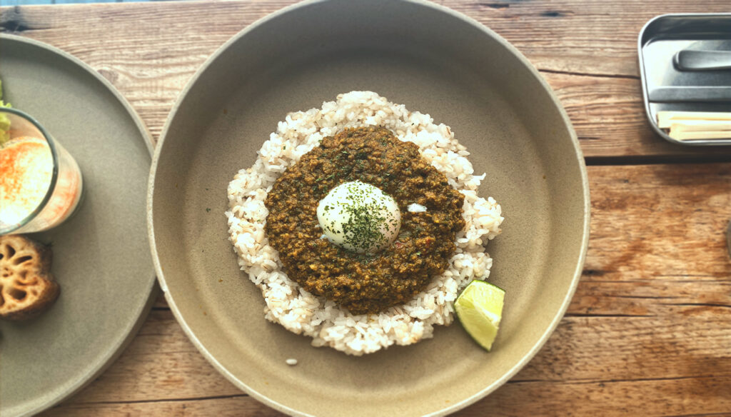 パセリとスパイス香る特製toeカレー